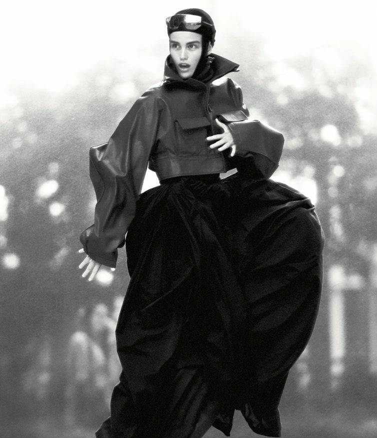 Libertà dalle regole del bello: il nero di Yohji Yamamoto.
